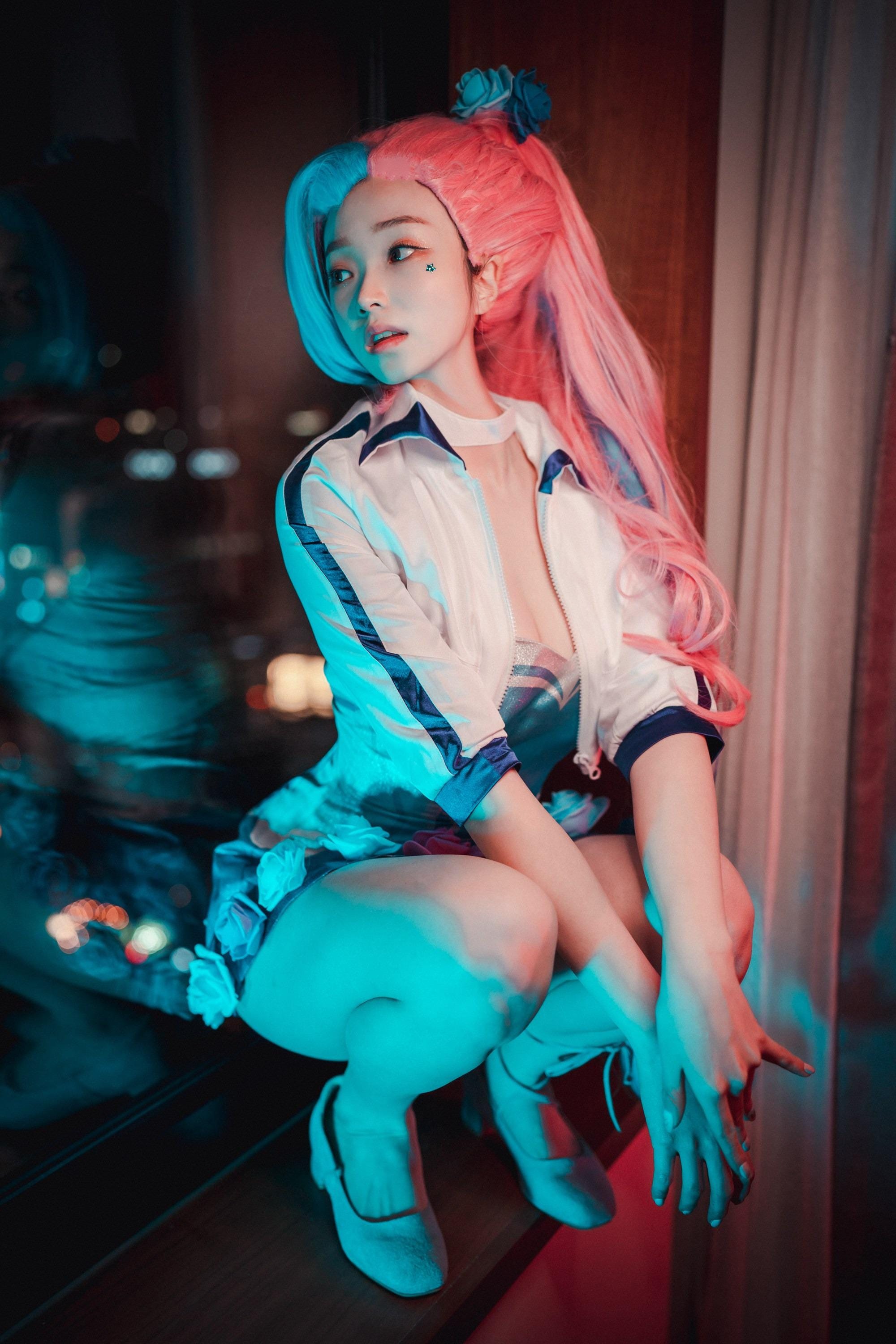 Starry Eyed Songstress pink gradient long hair close up